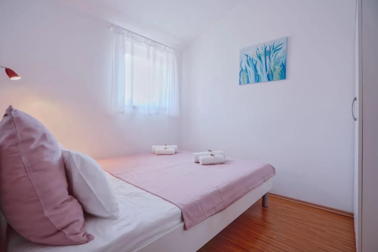 Apartmani Merlin Selce 0*,