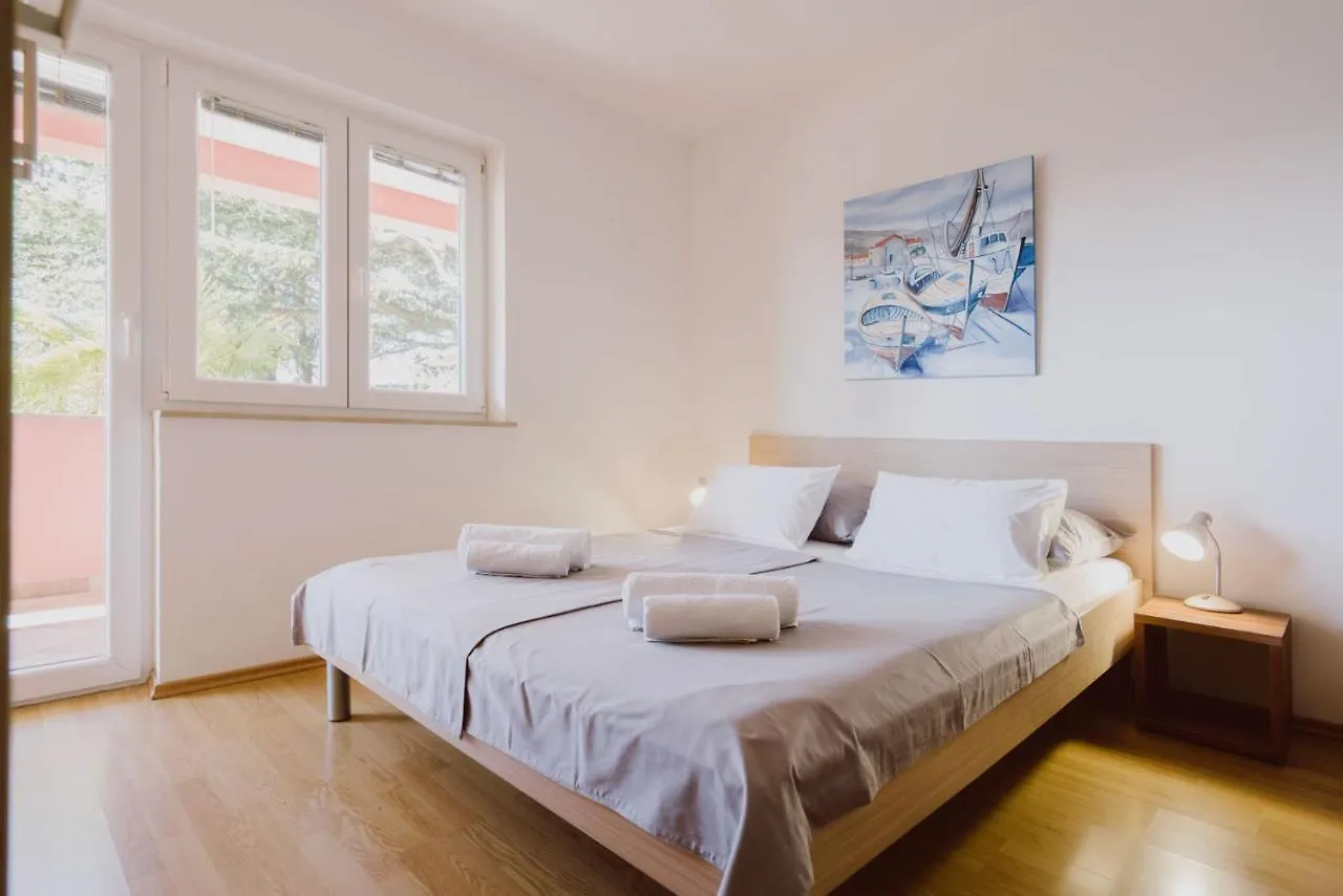 Apartmani Merlin Selce 0*,